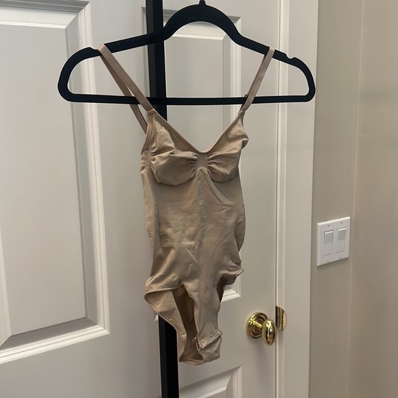 SKIMS SEAMLESS SCULPT BRIEF BODYSUIT in Clay NEW - Picture 14 of 15